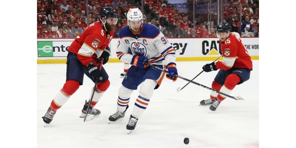Edmonton Oilers vyhráli první zápas finále Edmonton Oilers vyhráli první zápas finále